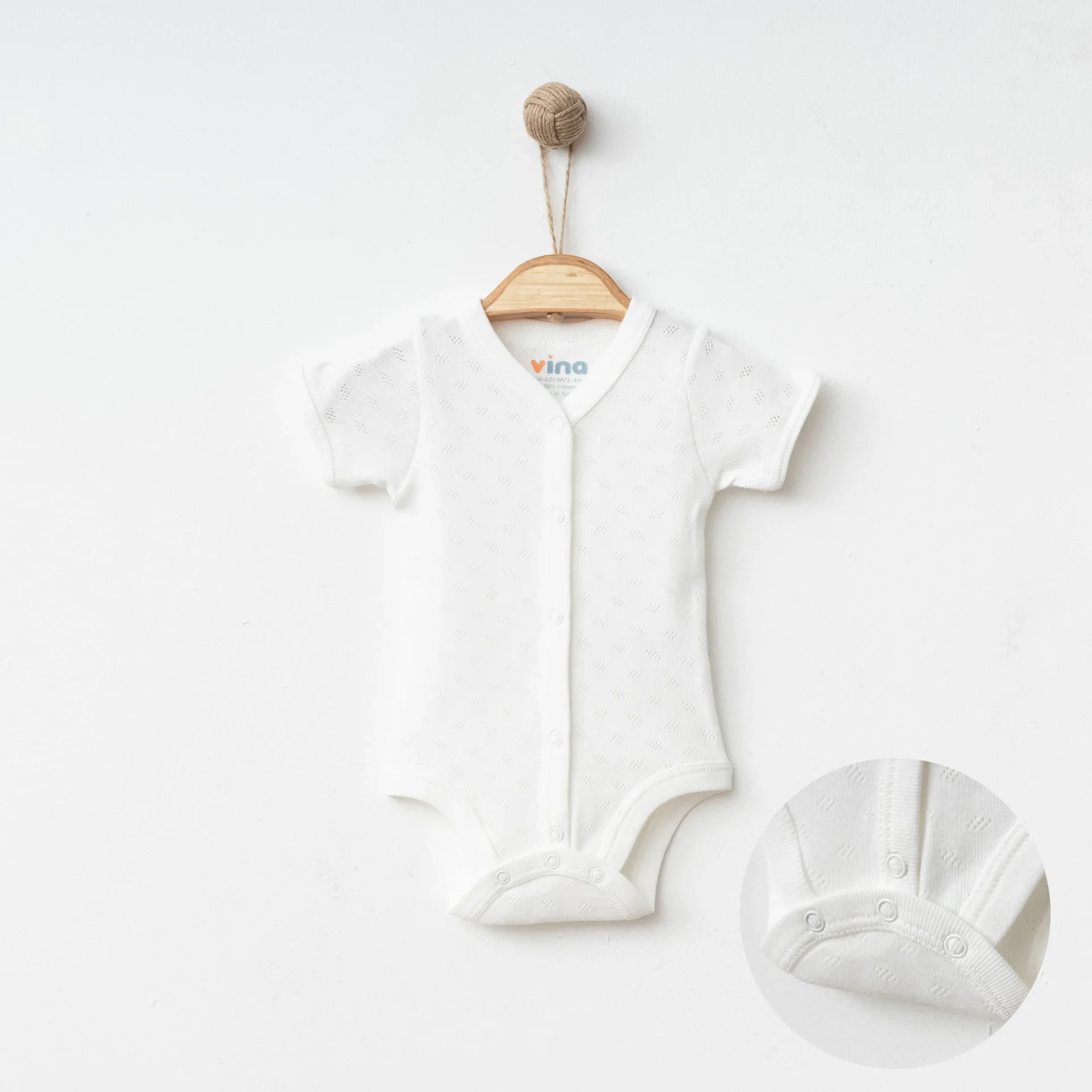 UNISEX BEBEK ÖNDEN AÇIK KRUVAZE KISA KOL BADİ