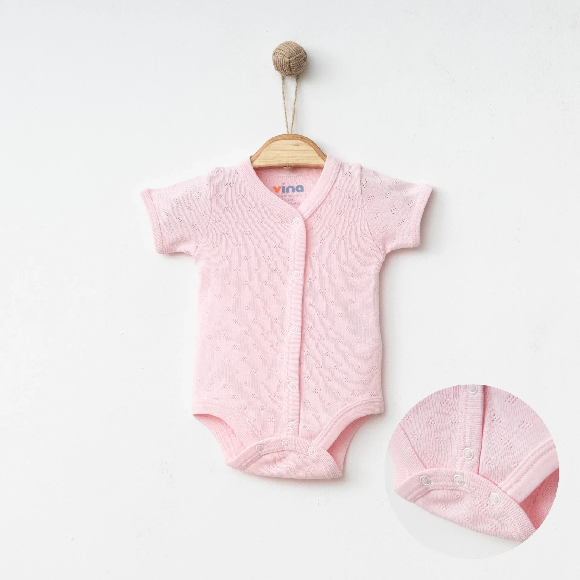 UNISEX BEBEK ÖNDEN AÇIK KRUVAZE KISA KOL BADİ