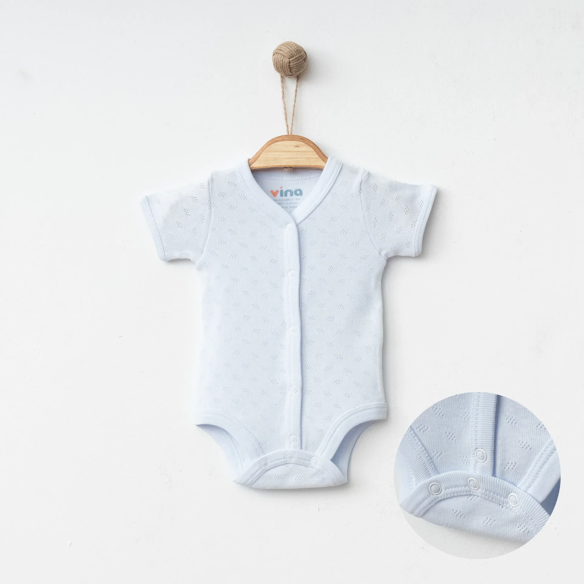 UNISEX BEBEK ÖNDEN AÇIK KRUVAZE KISA KOL BADİ