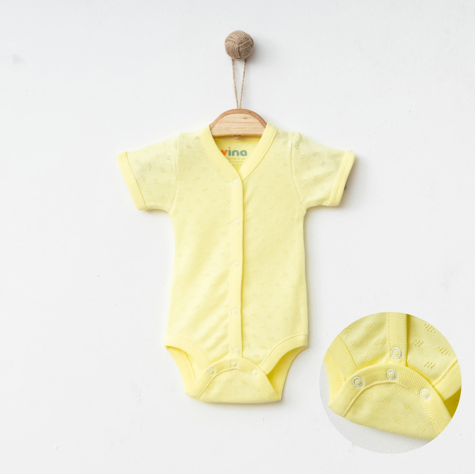 UNISEX BEBEK ÖNDEN AÇIK KRUVAZE KISA KOL BADİ